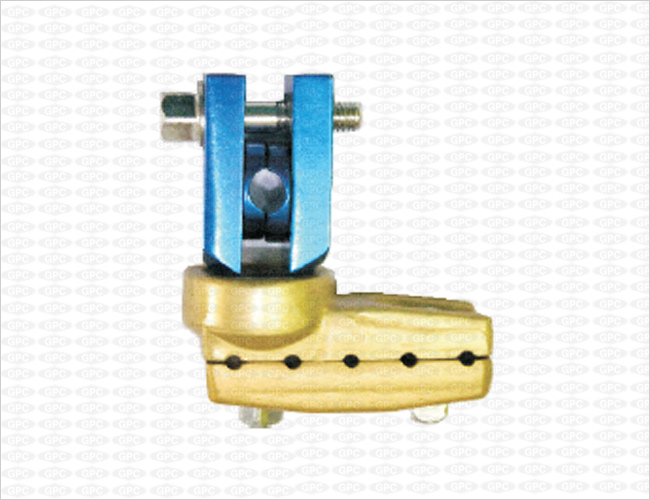Multiaxis L Clamp for 8 mm Rod Fracture Fixation